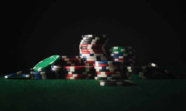Texas Hold'em poker table interface on 1121 mobile showing hole cards and community cards